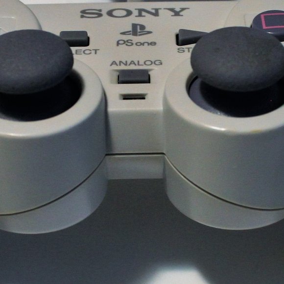 Dual Shock Controller in Gray - PlayStation - Picture 2 of 7